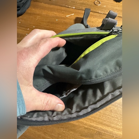 Patagonia Gray Sling Bag ATOM - Picture 4 of 12